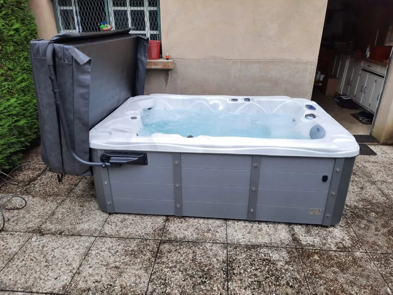 Installation d'un spa Victoria Duel à Pont-à-Mousson, sur une dalle contre la maison, lève-couverture