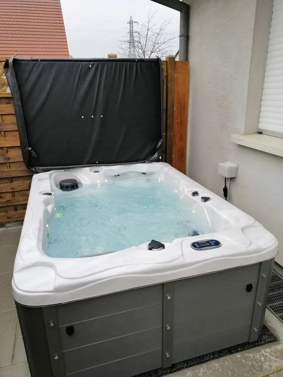 Installation d'un spa Victoria Duel à Rixheim, contre la maison, lève-couverture