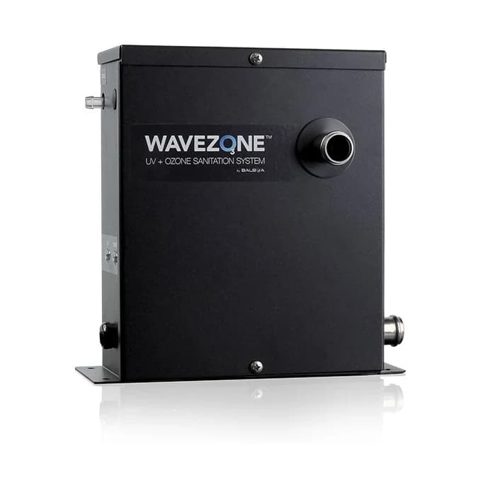 Boîtier Balboa Wavezone UV + Ozone Sanitation System vu de face, avec son raccord d'eau chromé et sa sortie latérale