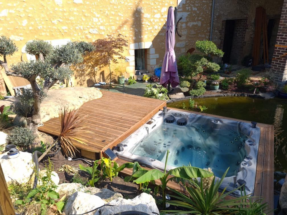 Spa Montréal six places installé dans un jardin