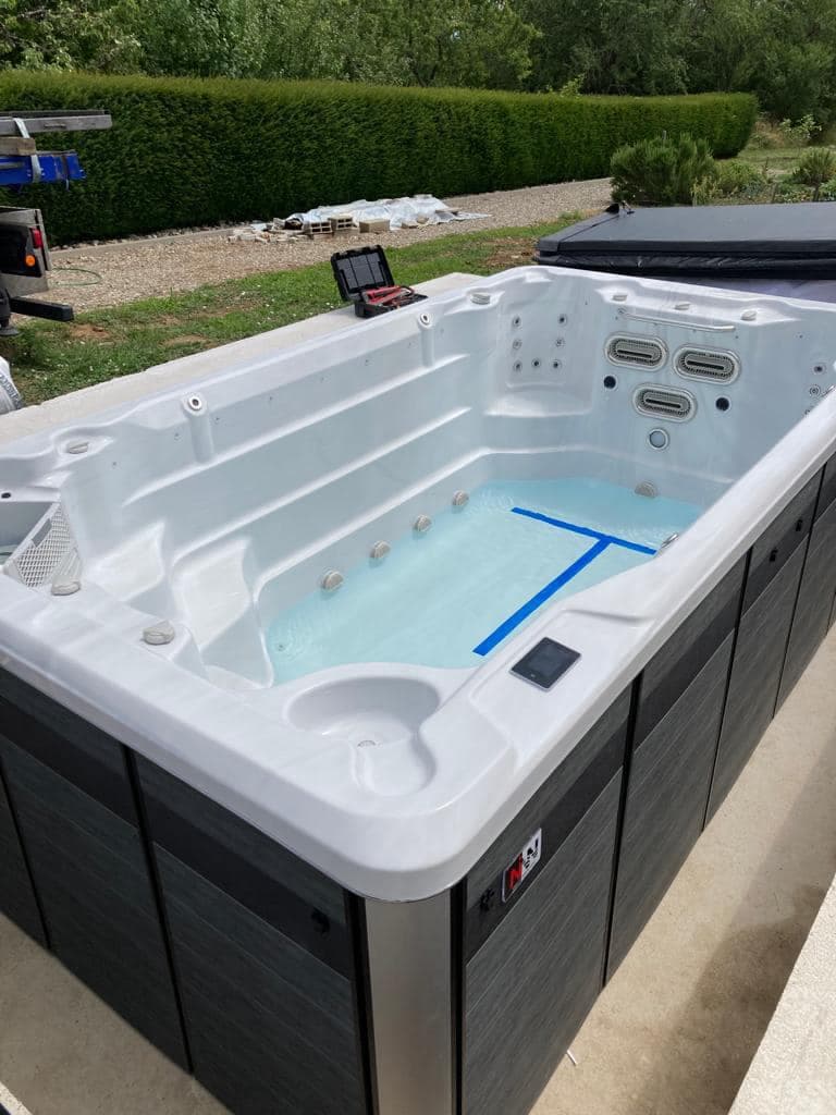Pose d’un spa de Nage Waterloo 410