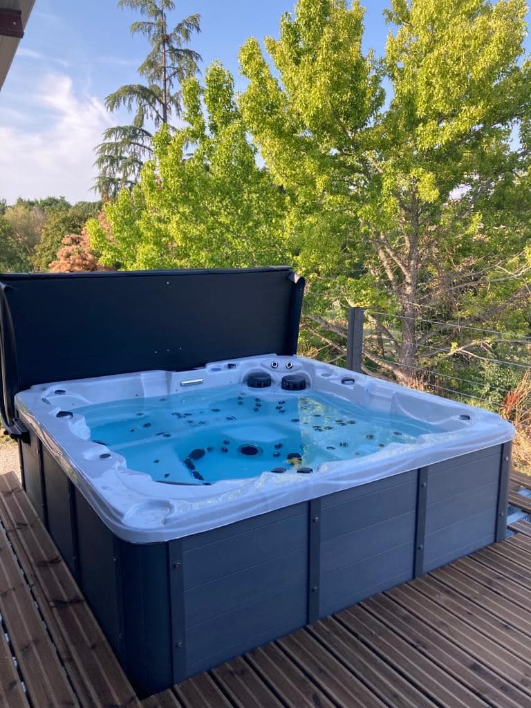 Spa Vancouver installé sur une terrasse, vu de trois quarts