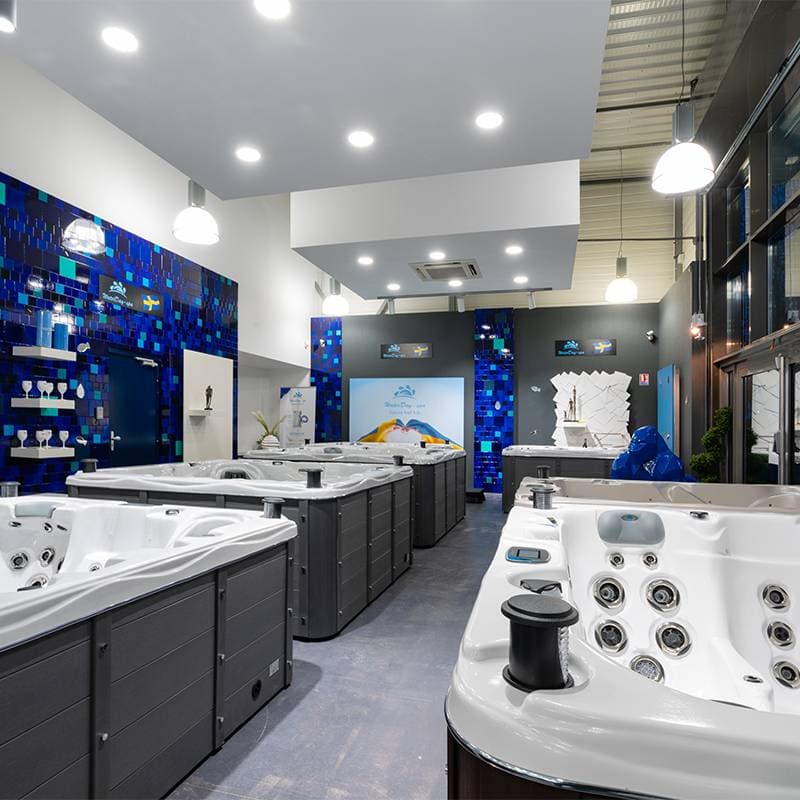 Spas en exposition dans le showroom, prêts pour l'essai en eau