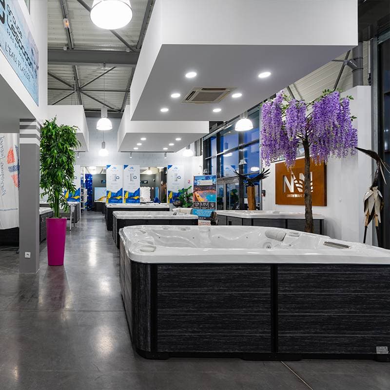Espace d'exposition des spas de nage du showroom