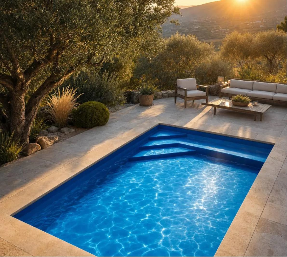 Piscine coque Pocket-In-Pool enterrée au bord d'une terrasse, éclairée par le soleil couchant
