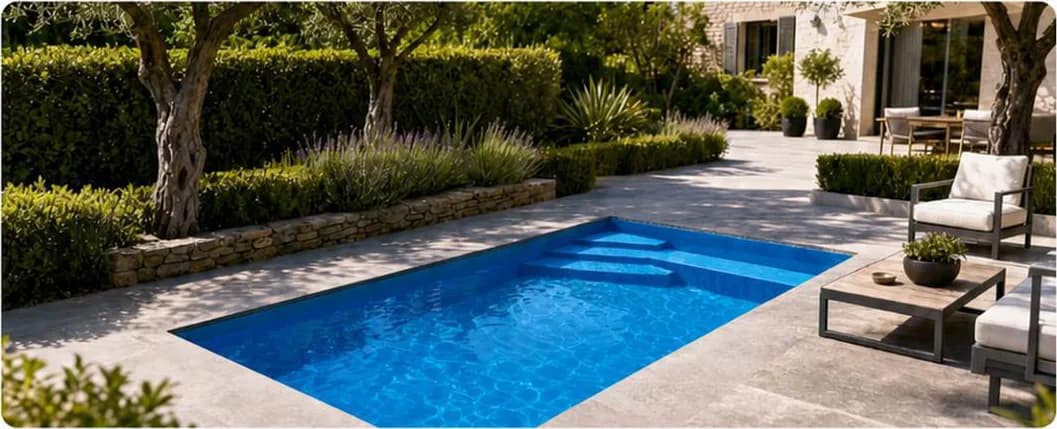 Piscine Pocket-In-Pool enterrée le long d'une terrasse en pierre claire, escalier d'angle visible
