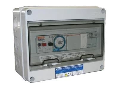 Coffret électrique étanche de la piscine, avec son programmateur horaire et ses disjoncteurs