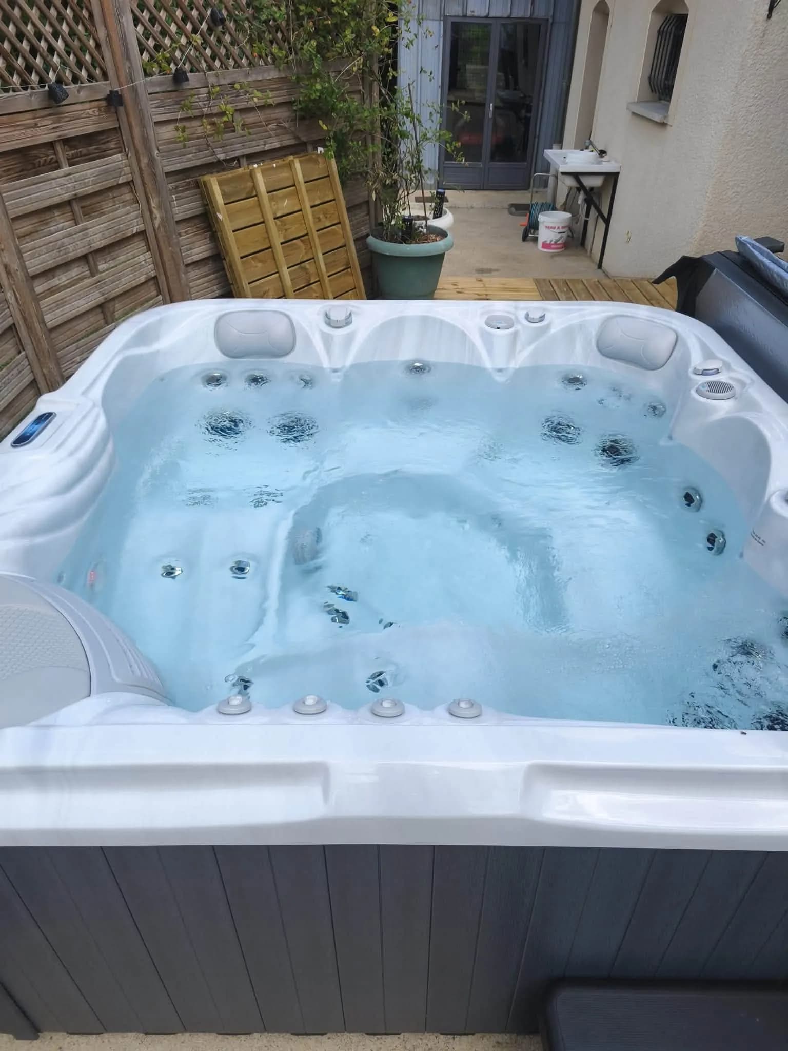 Spa Artemis installé à Belleau, autre vue du chantier