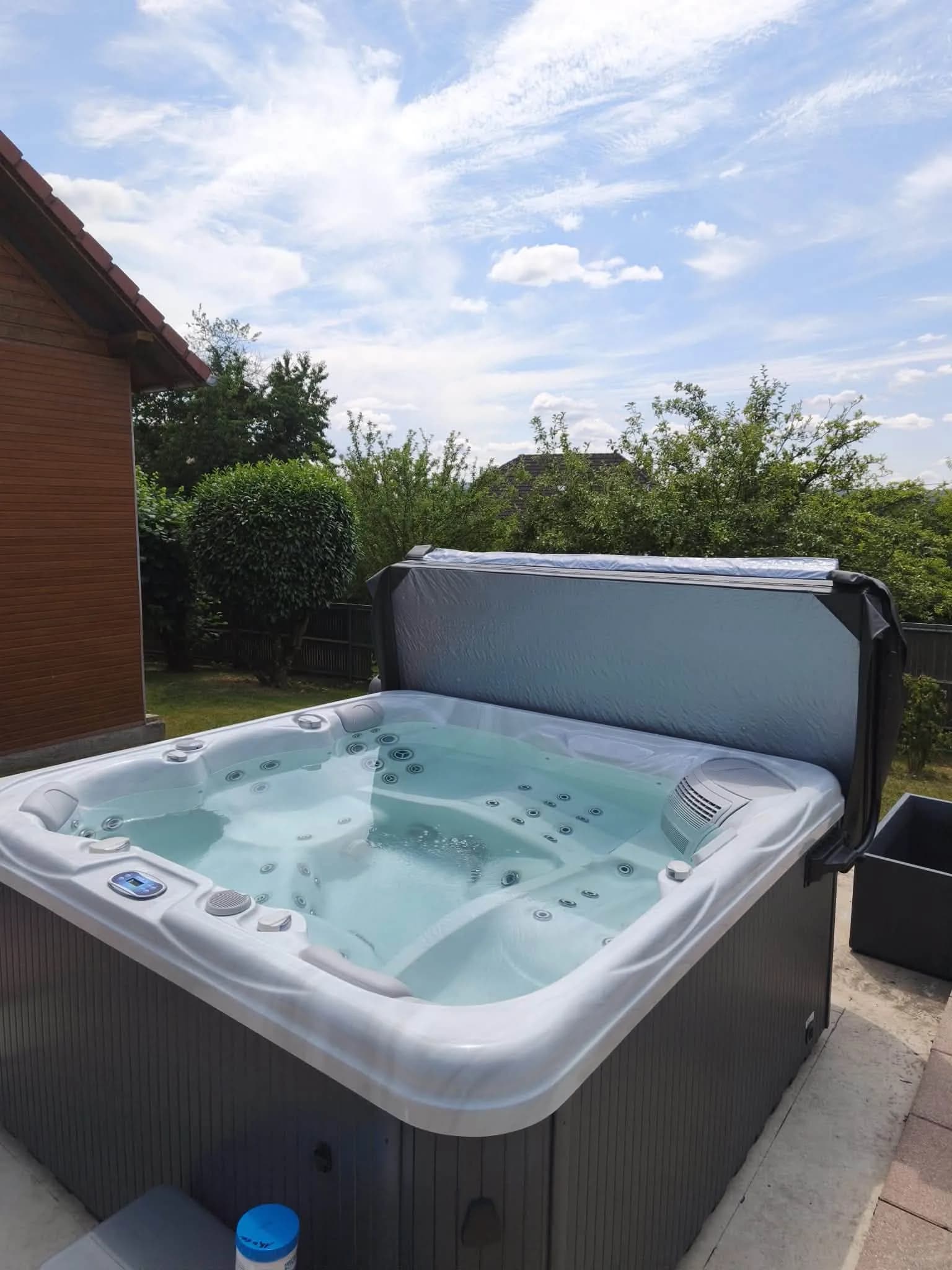 Spa Athena installé à Delle