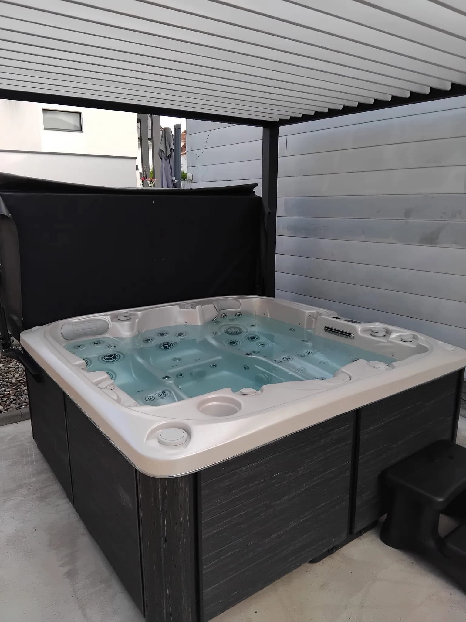 Spa Bjørgan installé à Vagney-Dans, autre vue du chantier