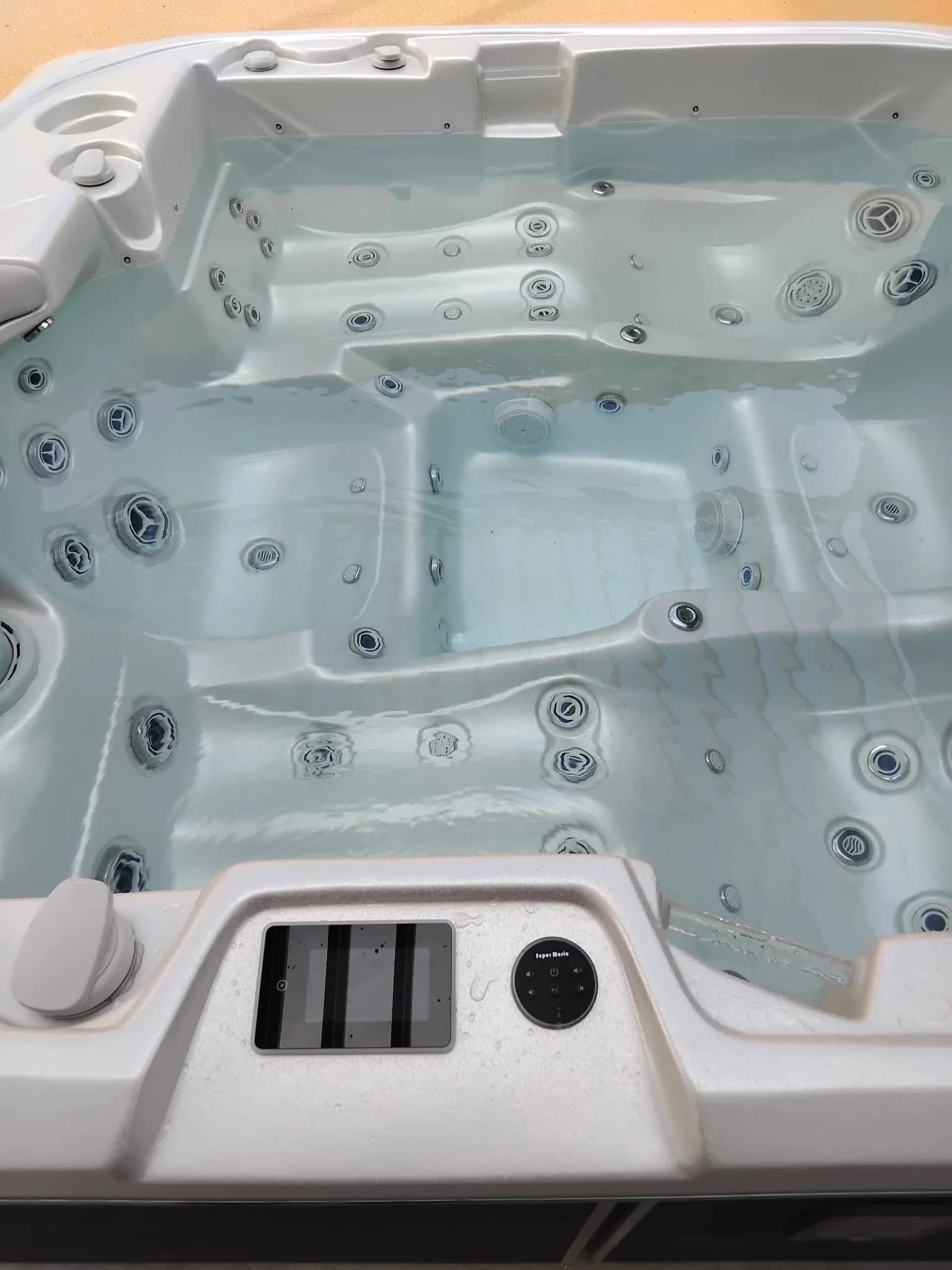 Spa Bjørgan installé à Vagney-Dans, autre vue du chantier