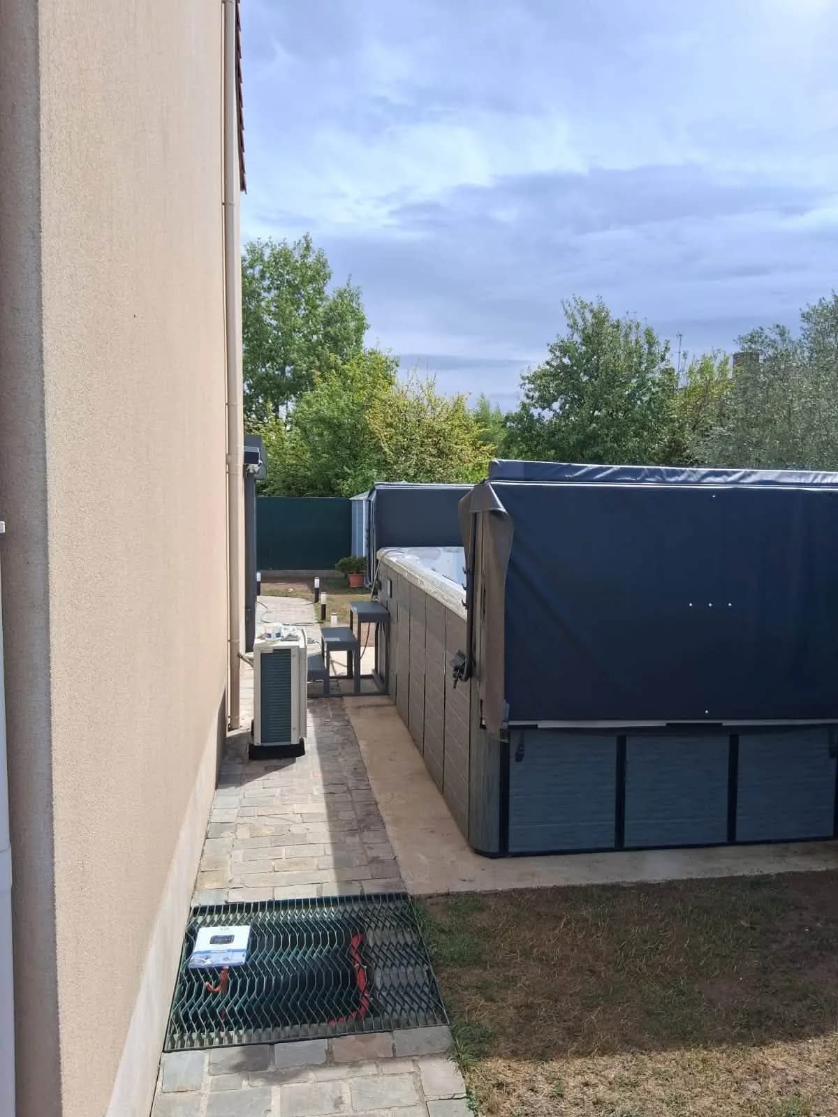 Spa de nage Oxford installé à Forges-les-Bains, autre vue du chantier livré