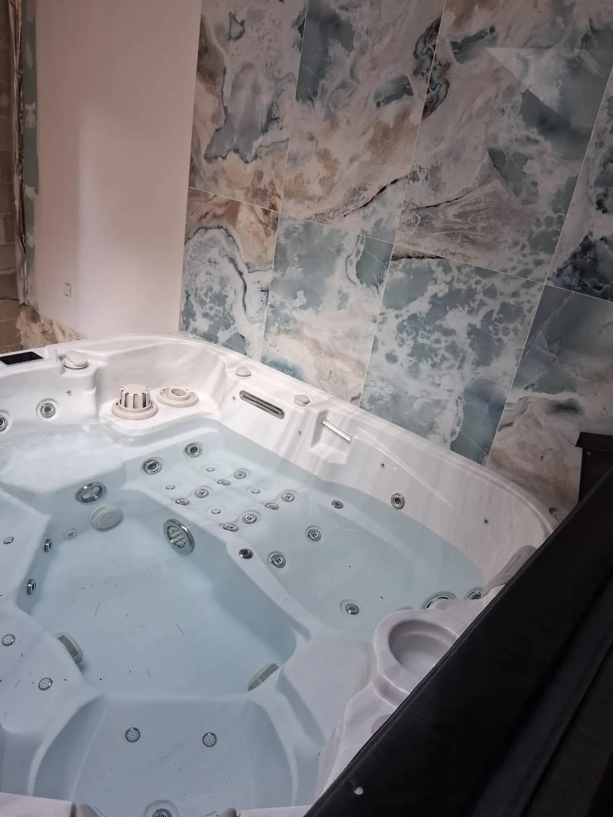 Spa Drøback installé à Eyguieres, autre vue du chantier