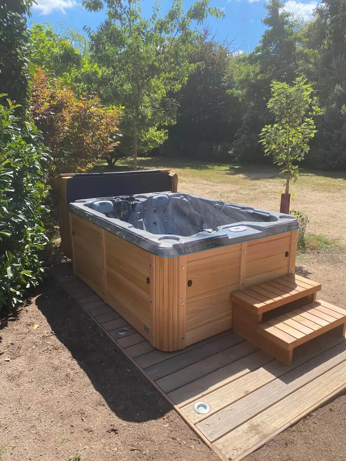 Spa Montana coloris cèdre installé à Saulxures-sur-Moselotte, autre vue du chantier livré