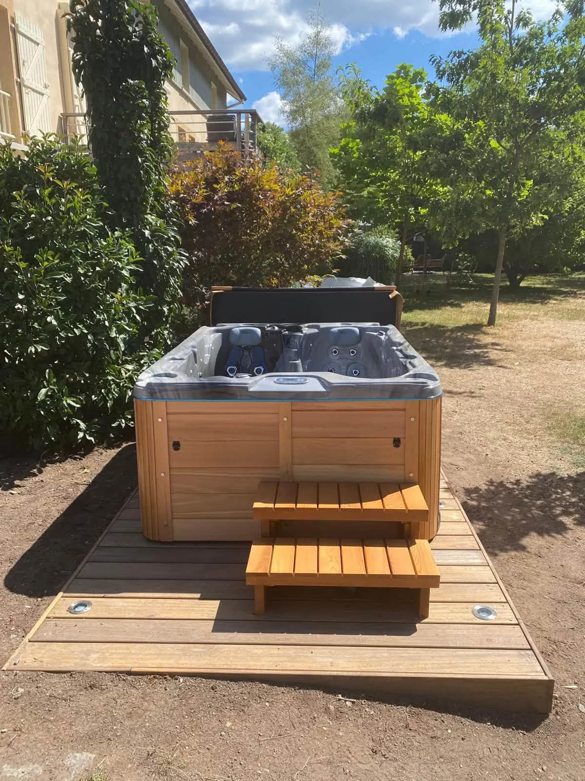 Spa Montana coloris cèdre installé à Saulxures-sur-Moselotte, autre vue du chantier livré