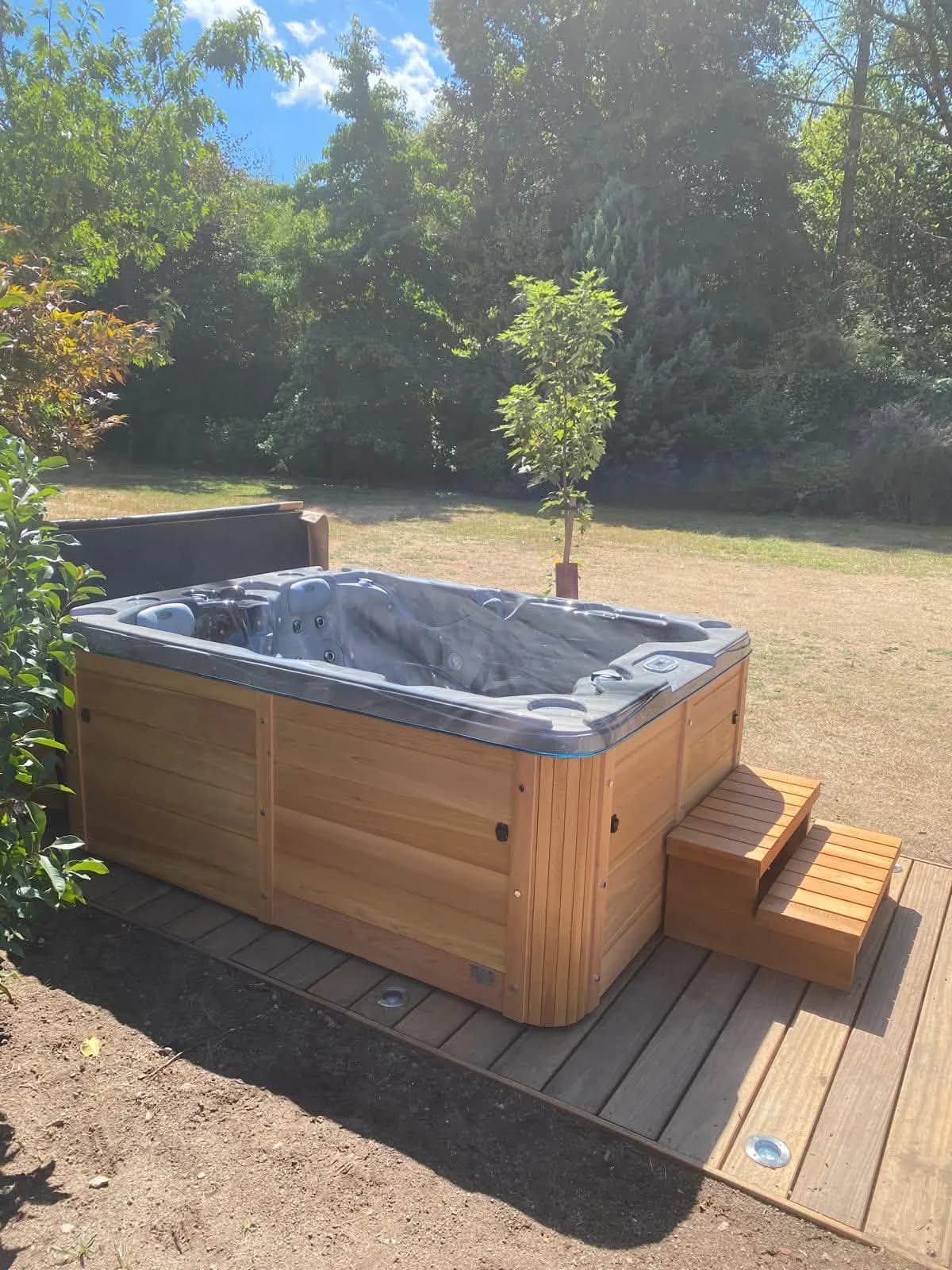 Spa Montana coloris cèdre installé à Saulxures-sur-Moselotte, autre vue du chantier livré