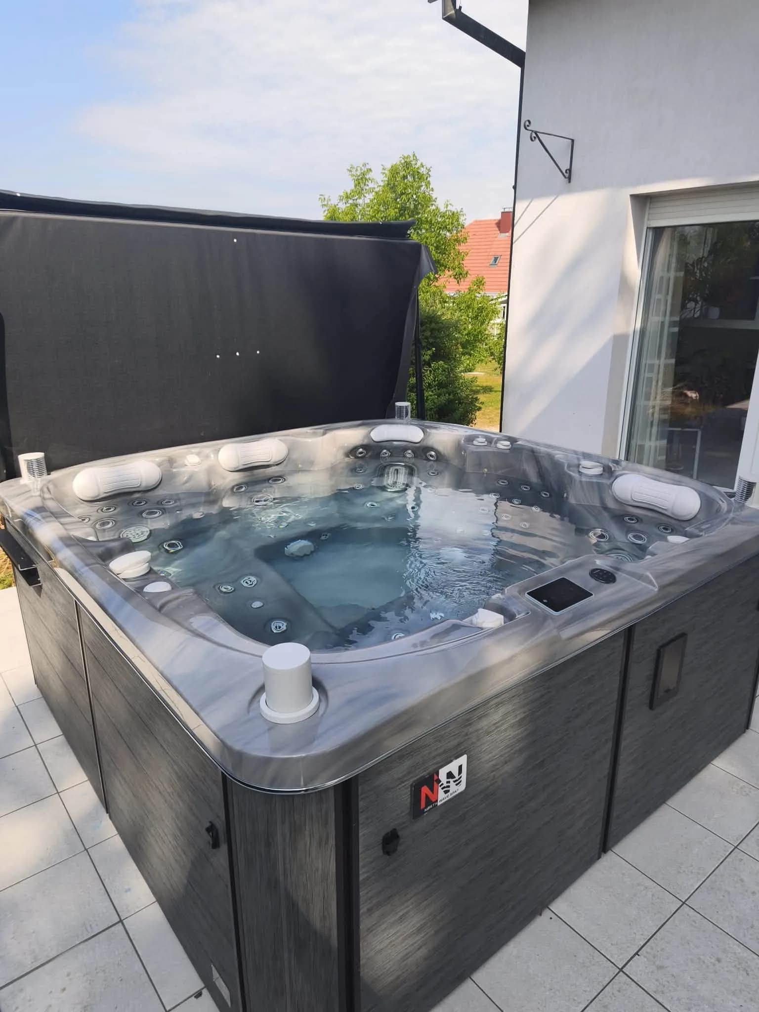Spa Øppland installé à Chavanne-sur-L'étang