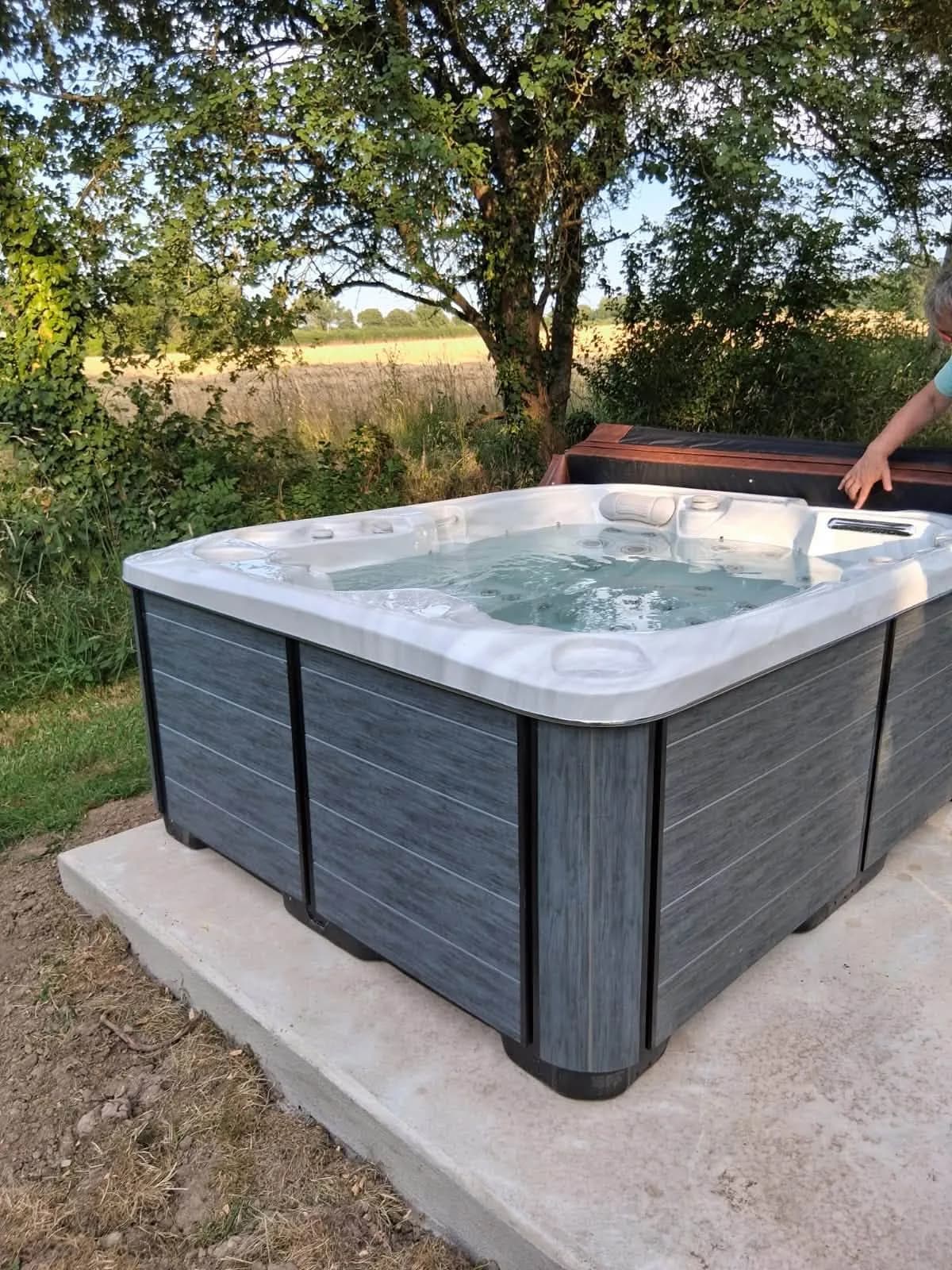 Spa Rodberg installé à Saint-Maurice-de-Gourdan, autre vue du chantier