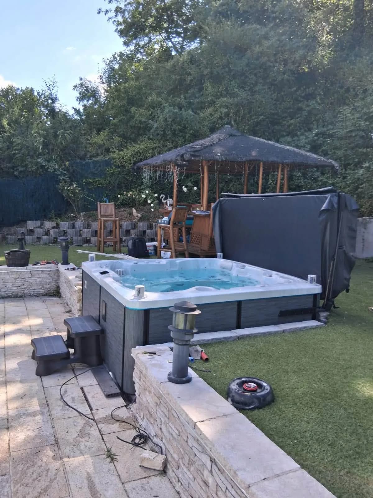 Spa Solveig installé à Martignat, autre vue du chantier