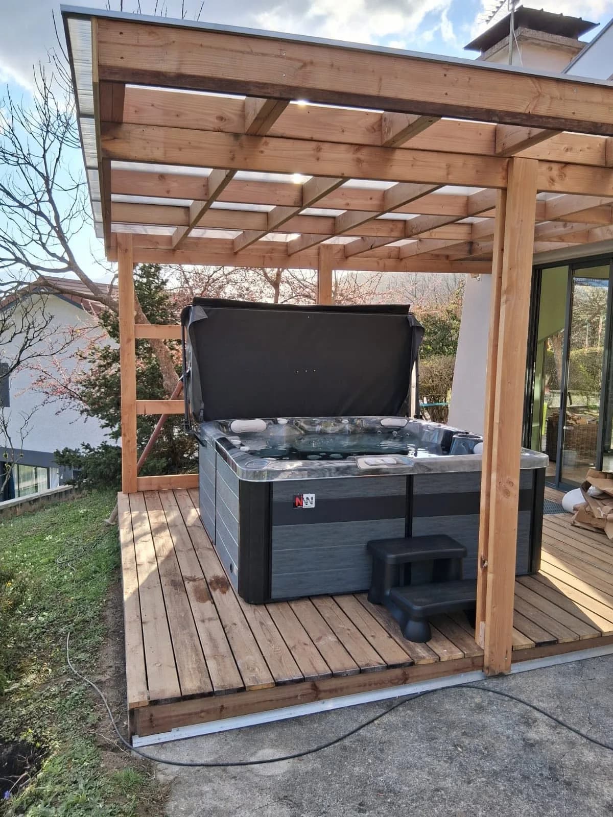 Spa Solveijg installé à Brié-Et-Angonnes, autre vue du chantier