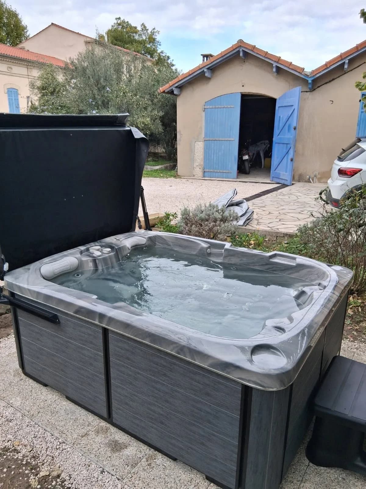 Spa Tonsberg installé à Aubagne, autre vue du chantier