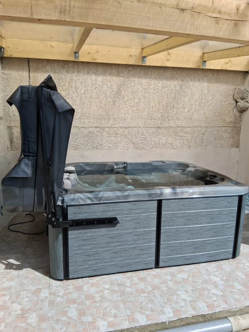 Spa Tonsberg installé à Corbieres, autre vue du chantier