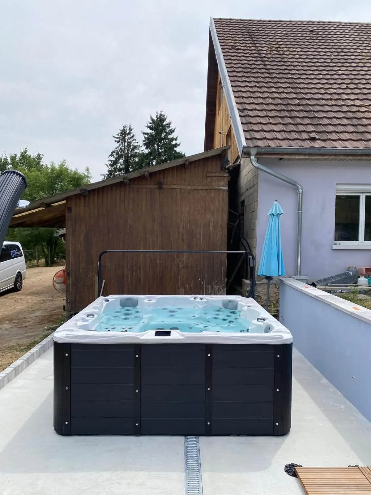 Spa Vancouver installé à Angeot, autre vue du chantier